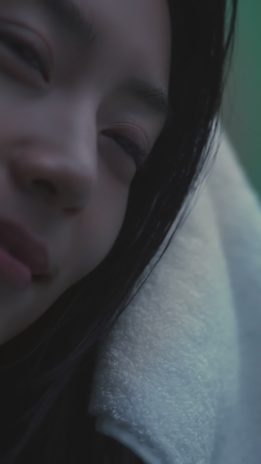 Video showing how to use BACIEL Deep Sea Marine Complex 73 Eye Patch, highlighting patch texture, key features, and everyday skincare routine