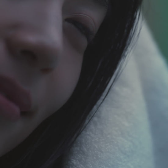 Video showing how to use BACIEL Deep Sea Marine Complex 73 Eye Patch, highlighting patch texture, key features, and everyday skincare routine