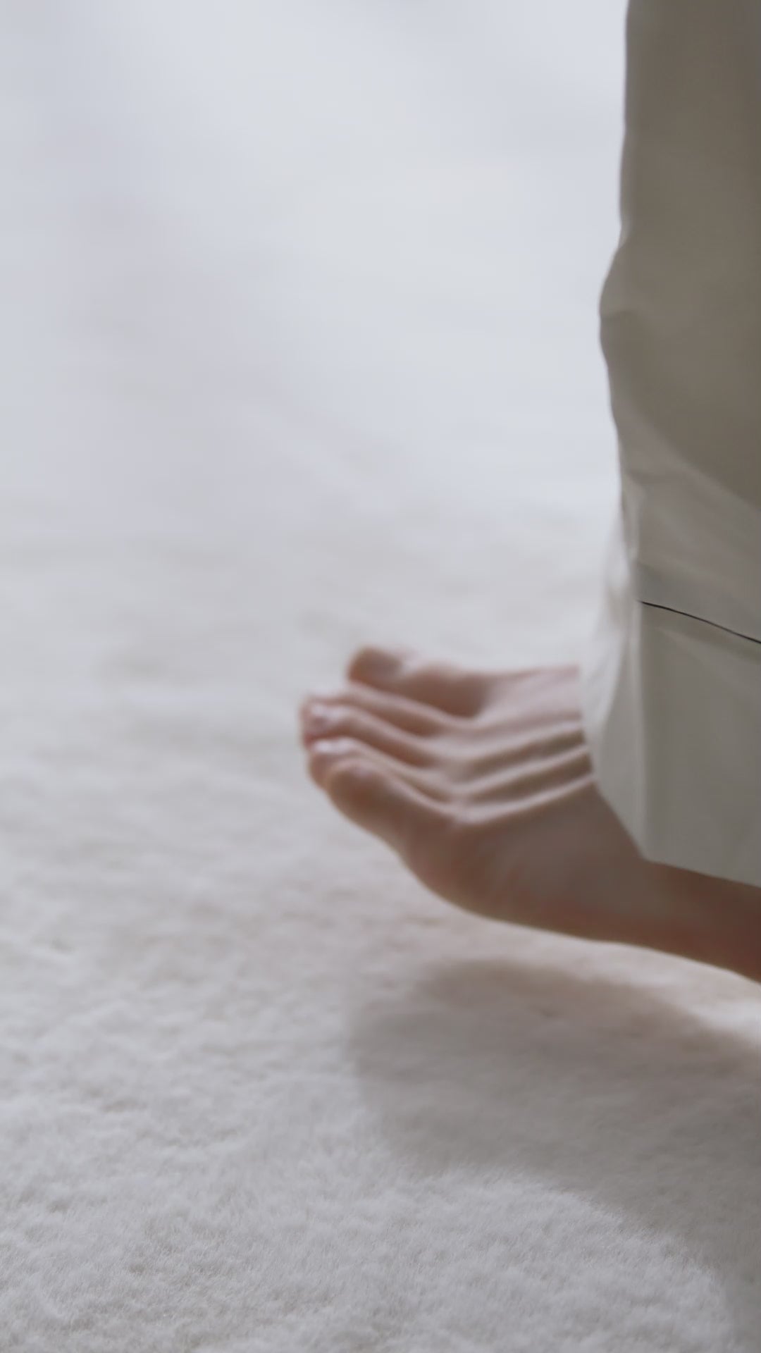 Video showing how to use BACIEL Vita Brighten Up 75 Eye Patch, highlighting patch texture, key features, and everyday skincare routine